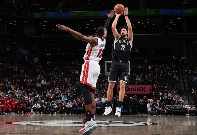  杜兰特关键球失准篮网惜败热火，附加赛形势愈发胶着